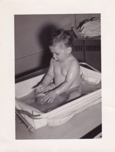 Peter in bathtub 1947.jpg